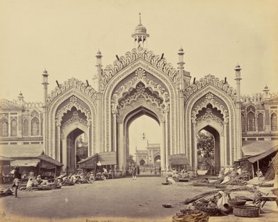 Lucknow; a Hooseinabad bazár kapuja alkotó: Samuel Bourne