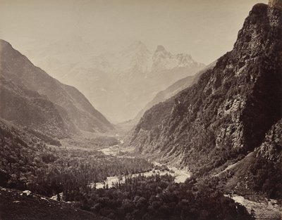 A felső Himalája. Kilátás a Fallaldasa-völgyre a távolban látható Srikanta-csúcsokkal alkotó: Samuel Bourne