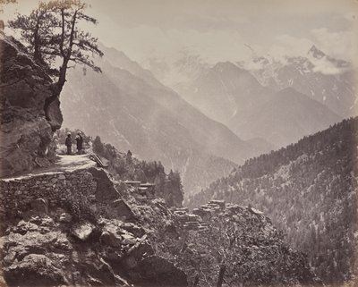 A felső Himalája. Kilátás az India és Kína közötti új útra. A Pangi-hegy Kína hófödte csúcsaival a távolban alkotó: Samuel Bourne