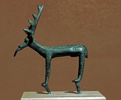 Nuragikus kultúra (nuraghi) Szardíniai: Iglesias szarvas bronz szobra. Kr.e. 8-7. Cagliari, Nemzeti Régészeti Múzeum, Szardínia, Olaszország alkotó: Sardinia Nuragic Civilization