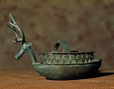 Nuragikus kultúra (nuraghi) Szardíniai: csónak alakú szobor bronz szarvasfej figurákkal. Kr.e. 8-7. Cagliari, Museo Nazionale Archeologico, Szardínia, Olaszország alkotó: Sardinia Nuragic Civilization