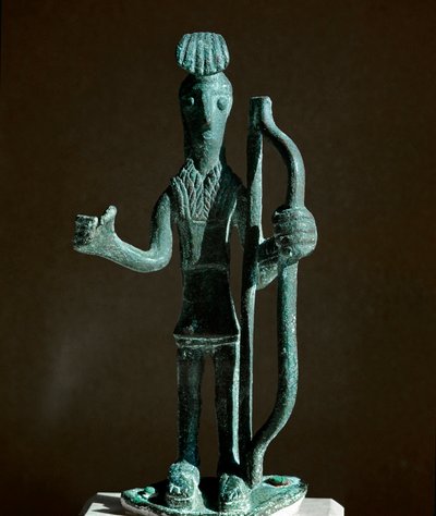 Nuragikus kultúra (nuraghi) Szardíniai: íjat húzó harcos szobra (lándzsa hiányzik) bronzból. Kr.e. 8-7. Cagliari, Nemzeti Régészeti Múzeum, Szardínia, Olaszország alkotó: Sardinia Nuragic Civilization