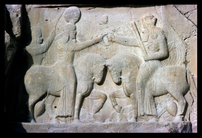 Dombormű, amely I. Ardashir király (kb. 210-241), az ókori perzsa szászáni birodalom megalapítójának beiktatását ábrázolja (mészkő) alkotó: Sasanian