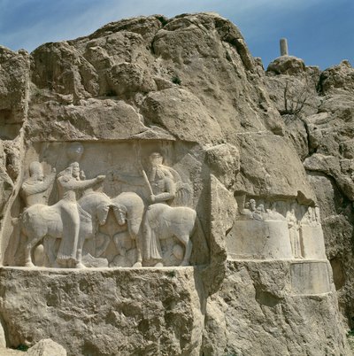 Két dombormű, a bal oldalon I. Bahram (273-74) invesztitúrával, a jobb oldalon Bahram II (273-93) családjával, 3. század második fele (kő) alkotó: Sasanian