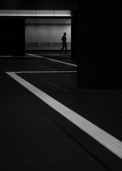 Magányos alak az aluljáróban alkotó: Satoshi Hata