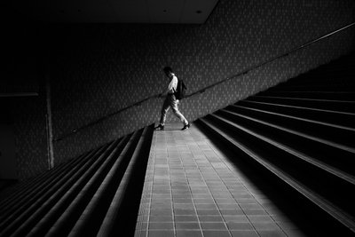 Férfi a geometrikus lépcsőn alkotó: Satoshi Hata
