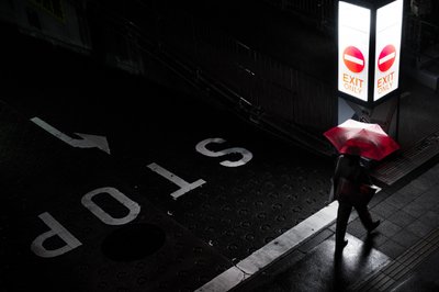 Vörös esernyős éjszakai séta alkotó: Satoshi Hata