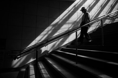Leereszkedő magányos alak alkotó: Satoshi Hata