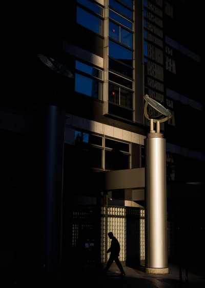 Városi fény és árnyék alkotó: Satoshi Hata