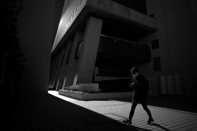 Városi út a fényben alkotó: Satoshi Hata