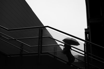 Városi esernyős séta alkotó: Satoshi Hata