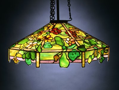 Egy „Nasturtium” ólmozott üvegből és bronzból függő csillár alkotó: School American