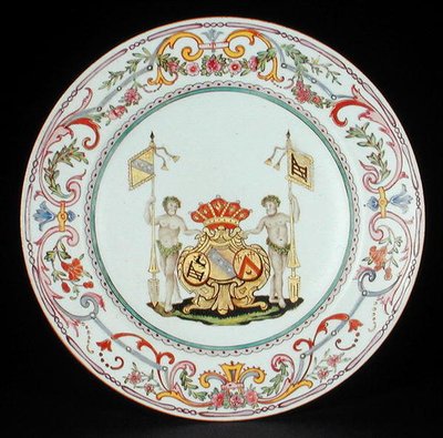 Famille rose zománcokkal díszített vacsoratányér Goos of Ghyseghem karjaival, Vecquemans és Goubau akollégium, Yonzheng korszak (1725-35) 1730 körül (porcelán) alkotó: School Chinese