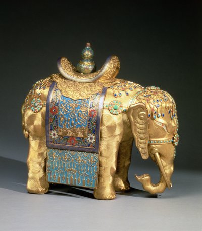 Elefánt figura, zománczéssel, korall- és türkiz kabókonnal, buddhista emblémákkal díszített nyeregruha, Chien Lung-korszak, 1780 körül (aranyozott bronz, zománc, korall és türkiz) alkotó: School Chinese