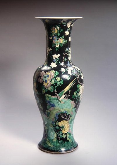 Nagy Famille Noire Yen Yen váza, Kangxi időszak (1662-1722) (porcelán) (lásd: 272192) alkotó: School Chinese