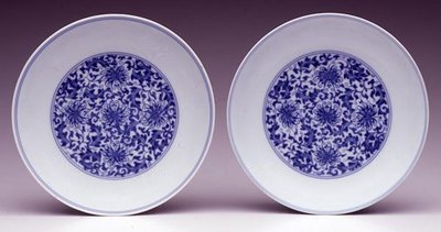 Pár csészealj, stilizált lótuszvirággal, Yongzheng jelzéssel és 1723-35-ös korszakkal (porcelán kék mázzal) alkotó: School Chinese