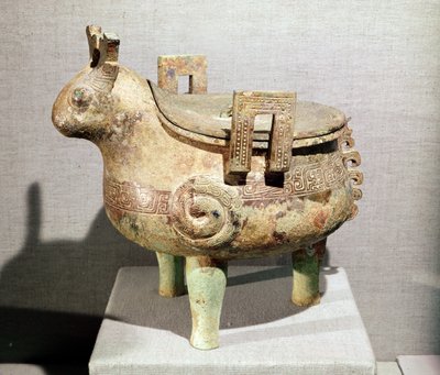 Áldozatos „hsi-ting” állatfigura, Shuchengből, Anhuiból, Chou-dinasztiából, Kr.e. 7-6. században (bronz) alkotó: School Chinese