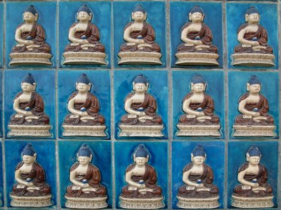 Kis Buddha fal Hortenzia szigetén („Qionghua”) a Beihai Parkban vagy az Északi-tengeri parkban Pekinben. Fényképészet, Leonard de Selva, Kína, 2006. alkotó: School Chinese