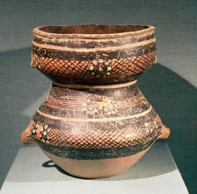 Összehúzott derékú váza, Lanzhou, Gansu, Kr.e. 3. évezred vége (agyag) alkotó: School Chinese