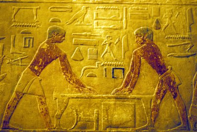 Ókori Egyiptom, falfestés, Mastaba/Ti sírja, 5. dinasztia, Szakkara, fát csiszoló munkások (fotó) alkotó: School Egyptian