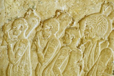 Ókori Egyiptom, Falfaragás/festés, Petosiris sírja, Tuna el Gebel, Kr.e. 300, Borosüvegeket hordozó férfiak (fotó) alkotó: School Egyptian