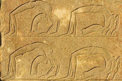 Ókori Egyiptom, falfestmény/faragás, Női akrobaták előadása, Karnaki templom, Luxor (fotó) alkotó: School Egyptian