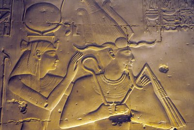 Ókori Egyiptom, falfestmény/faragvány, Ízisz istennő átöleli ülő férjét, Oziriszt, I. Szeti temploma, Abüdosz alkotó: School Egyptian