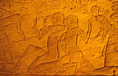 Ókori Egyiptom, falfestmény/faragás, Hettita foglyok botokkal való ütlegelése, II. Ramszesz és Nefertari temploma, Abu Simbe (fotó) alkotó: School Egyptian