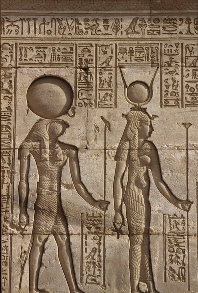 Ókori Egyiptom, falfestmény/faragás, Hórusz és Ízisz áldozatot kap a fáraótól, Hathor templom, Dendera (fotó) alkotó: School Egyptian