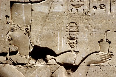 Ókori Egyiptom, falfestmény/faragás, Ptolemaiosz fáraó, amint egy szisztrumot ráz és füstölőt áldoz, Hórusz temploma, Edfu (fotó) alkotó: School Egyptian