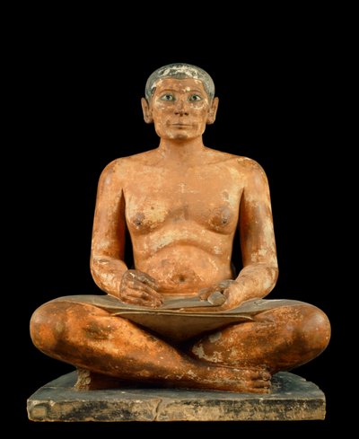Egyiptomi antikvitás: „” Az írnok guggolva”” Mészkőből, albaszterből és hegyikristályból készült szobor. Sakkarah-ból (Saqqara) származik (i.e. 2620-2350 körül). 4. vagy 5. dinasztia) V. 0,537 m, Musee du Louvre, Párizs - Egyiptomi ókor: „” Guggoló Írnok s alkotó: School Egyptian