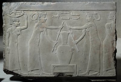 Egyiptomi antikvitás: alacsony mészkő dombormű, amely a nőket ábrázolja, akik liliomvirágot préselnek, hogy kivonják a „lirinon-kitermelésnek” nevezett esszenciát Kr.e. 500-400 körül (Saite korszak?). Alacsony korszak. V 0,29x0,37 m Párizs, Louvre Múzeum alkotó: School Egyptian