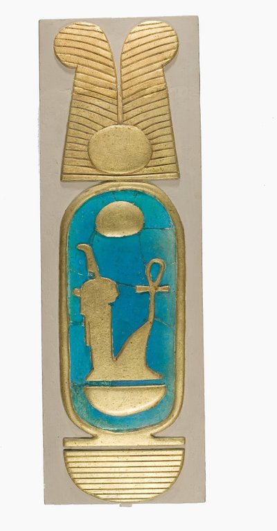 III. Amenhotep-kartus rekonstrukciója Malqatából, Kr.e. 1390–1353 (fajansz, modern gipsz és aranyfesték) alkotó: School Egyptian