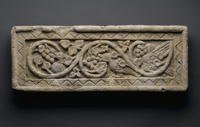 Madarakat és szőlőt körülvevő növénytekercs domborműve, Behnesából, V-6. század (mészkő) alkotó: School Egyptian