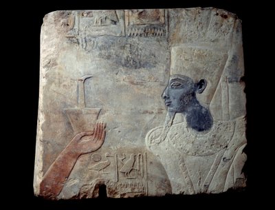 Thutmosis templomának domborműve (Tuthmosis vagy Thutmus) III a Elefánt: Fáraó, akit egy istennő követ, tetején hieroglifa oszlopokkal. Szobrászat gresben (kőben), Kr.e. 1390-1353 körül. Asszuánból, az elefántokról. Párizs, Louvre Múzeum alkotó: School Egyptian
