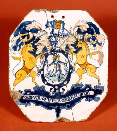 Patikári csempe, amelyen a Worshipful Society of Apothecaries of London címere és mottója látható (kerámia) alkotó: School English
