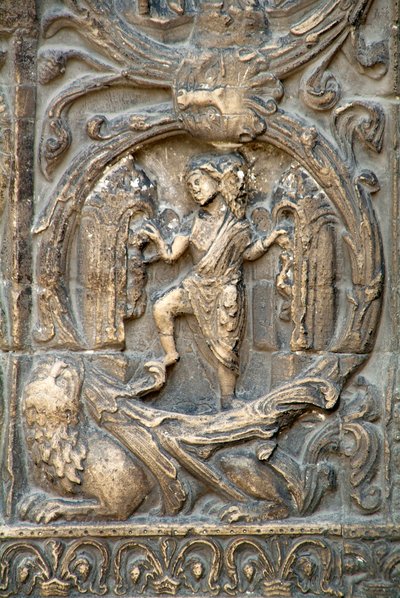 Gótikus művészet: A Szent Dénes-bazilika nyugati homlokzatának jobb oldali portáljának piedroitja a mezők munkáját reprezentálja: január. Saint-Denis, Franciaország alkotó: School French