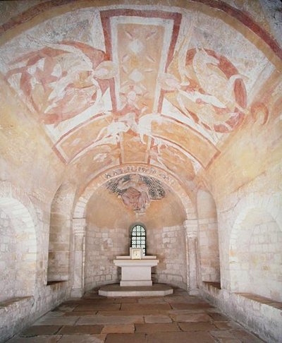 A kripta a korábbi, 1030-as templomból, Krisztust angyalokkal körülvett fehér lovon ábrázoló freskókkal, a XII. századból (fotó) alkotó: School French