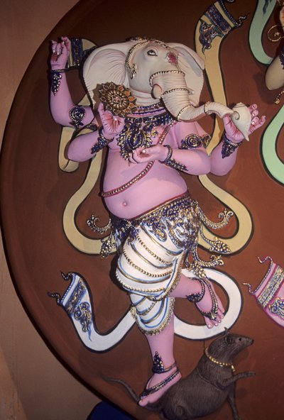 Ganesh elefántfejű isten bálványa (gipsz) alkotó: School Indian