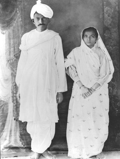 Kasturba (1869-1944) és Mahatma Gandhi (1869-1948) (fekete-fehér fotó) alkotó: School Indian