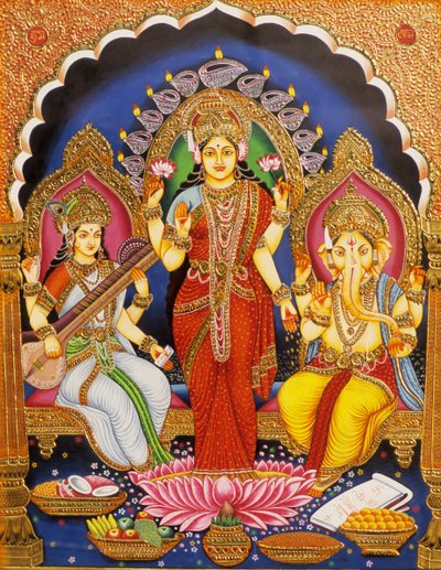 Lord Ganesh Laxmi és Saraswati miniatűr festmény papírra arany dombornyomott India alkotó: School Indian