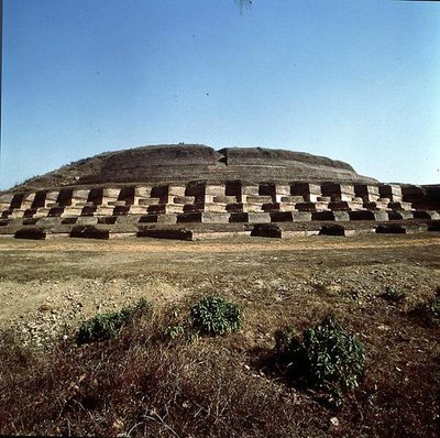 A Nandangarh sztúpa látványa, amelyről úgy tartják, hogy Buddha hamvait őrzi (fotó) alkotó: School Indian