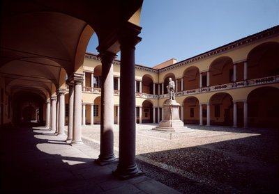 Kilátás az udvarra Alessandro Volta szobrával (1878) alkotó: School Italian