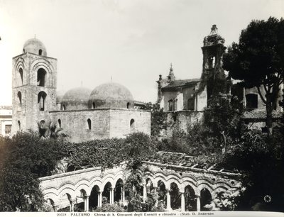 A templom keleti végének nézete, amelyet 1132-48-ban épített II. Roger szicíliai király (megh. 1154) és a 13. században épített kerengő (fekete-fehér fotó). alkotó: School Italian