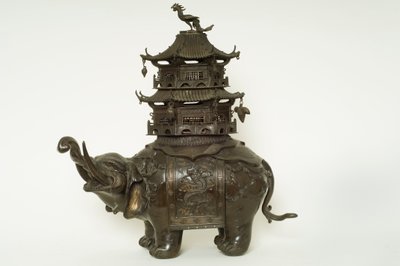 Egy elefánt figurája Howdah ruhában, kidolgozott kötésben és pagoda épületében (bronz) alkotó: Japanese School