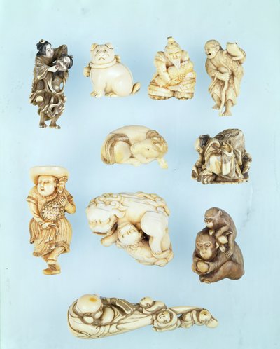Válogatás a netsuke-ból: Ikkuha Sennin Benares szajháját cipelve; ülő kiskutya; Abe no Yasuneri babát tart; Gamma Sennin; fekvő ló; harcos leigázik egy szökött ökröt; álló holland, kezében egy hosszúfarkú kakas; ülő majom, aki őszibarack melltartót tart alkotó: Japanese School