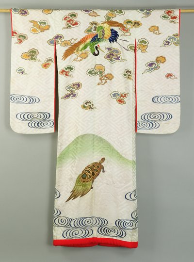 Daruval és teknőssel díszített Uchikake esküvői köntös (textil) alkotó: School Japanese