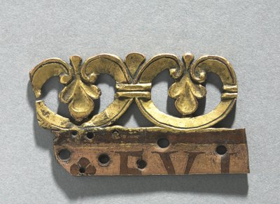 Egy ereklyetartó szentély díszcímerének töredéke, 1165-1180 körül (aranyozott réz, émail brun (barna zománc)) alkotó: School Mosan