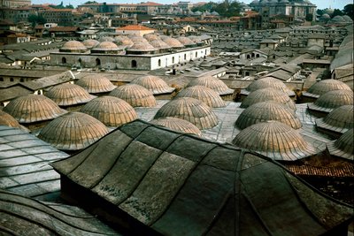 Panorámás kilátás Isztambulra, a Nagy Bazár kupoláival alkotó: School Ottoman