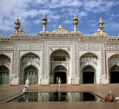 Kilátás a Mohabbat Khan 17. századi mecsetre alkotó: School Pakistani